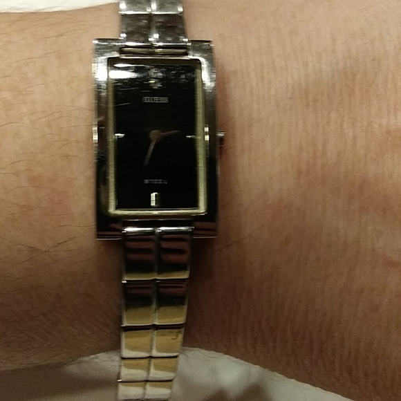 Guess ladies watch water resistant - Picture 6 of 6